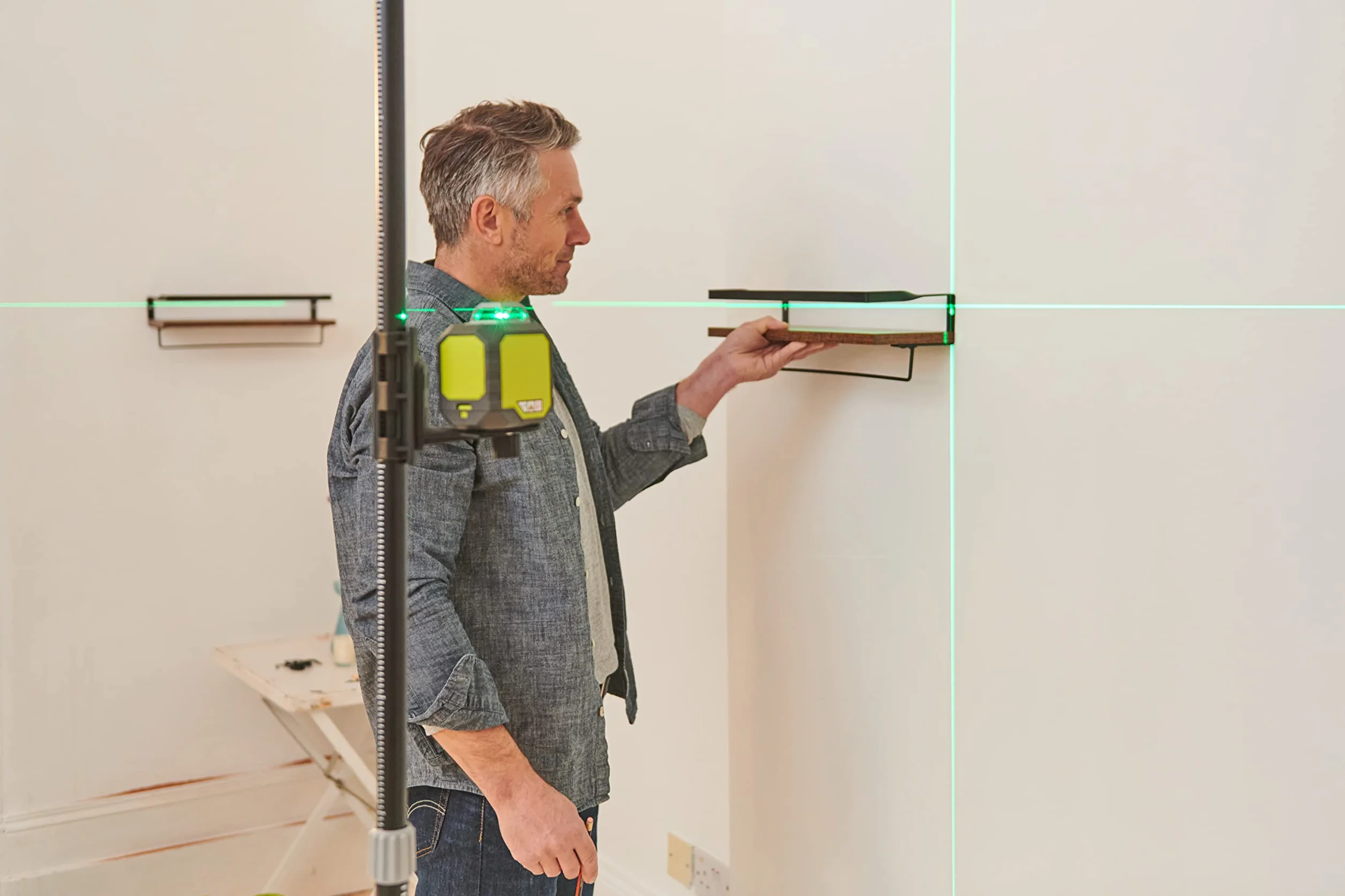 RYOBI Zielony Laser 360° RB360GLL, Automatyczne Poziomowanie, Zasięg Pracy do 25 m, Dokładność +/- 0.5 mm/m, 1 x Wertykalna, 1 x Krzyżowa, 1 x Linia 360°, 4 Baterie AA i Gwint Statywu ¼”