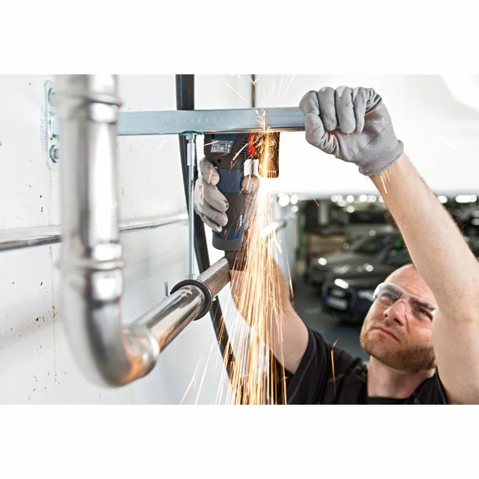 Bosch Professional system 12V: akumulatorowa szlifierka kątowa GWS 12V-76 (1 tarcza tnąca z węglików spiekanych, 2 tarcze tnące Inox, osłona)