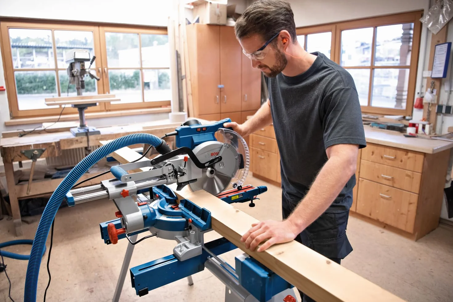 Bosch Professional: piła ukośnica GCM 305-254 D (1 500 W, Ø tarczy pilarskiej 254 mm, 1 tarcza pilarska, 2 podpórki, zacisk, worek na pył)